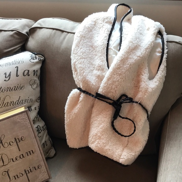 1 left! ⛄️ 🍁Women’s soft&comfy Sherpa Vest w/belt - Picture 4 of 8